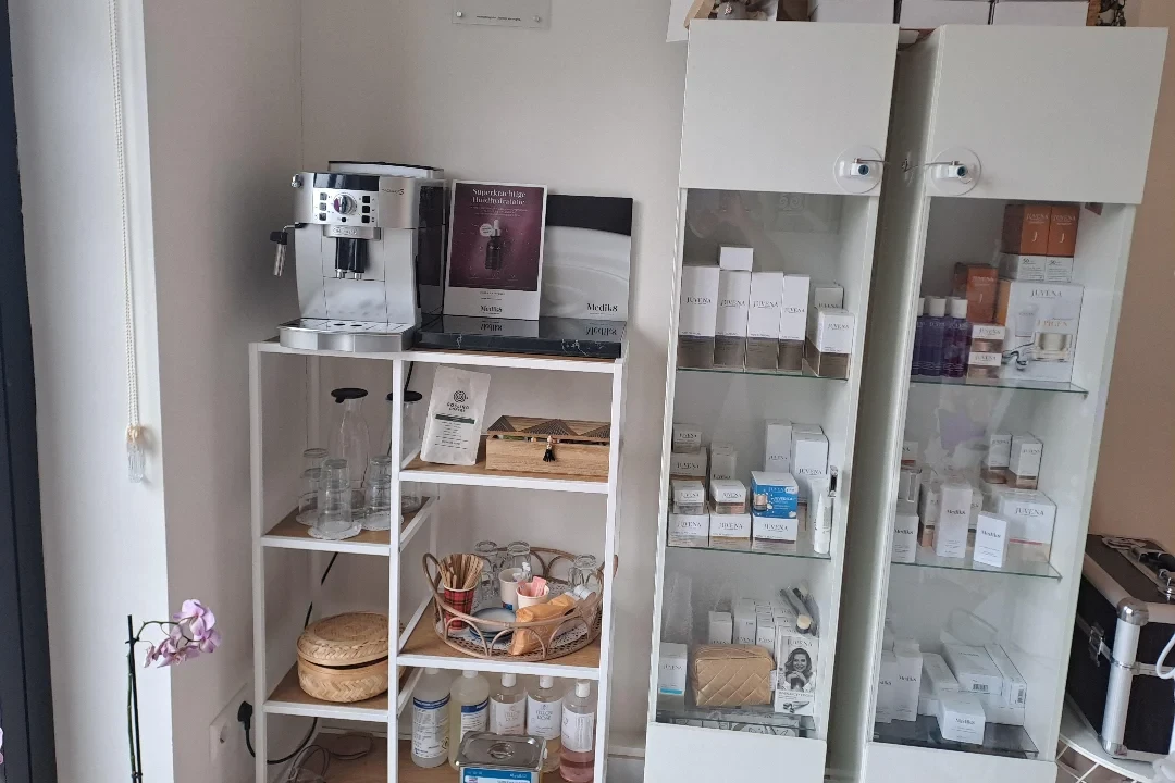 Koffiehoek en vitrinekasten met Juvena- en Medik8-producten